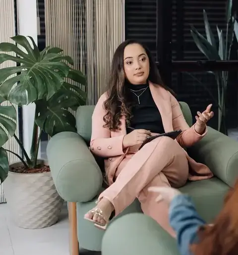 Psicóloga Fernanda Cardoso em consulta